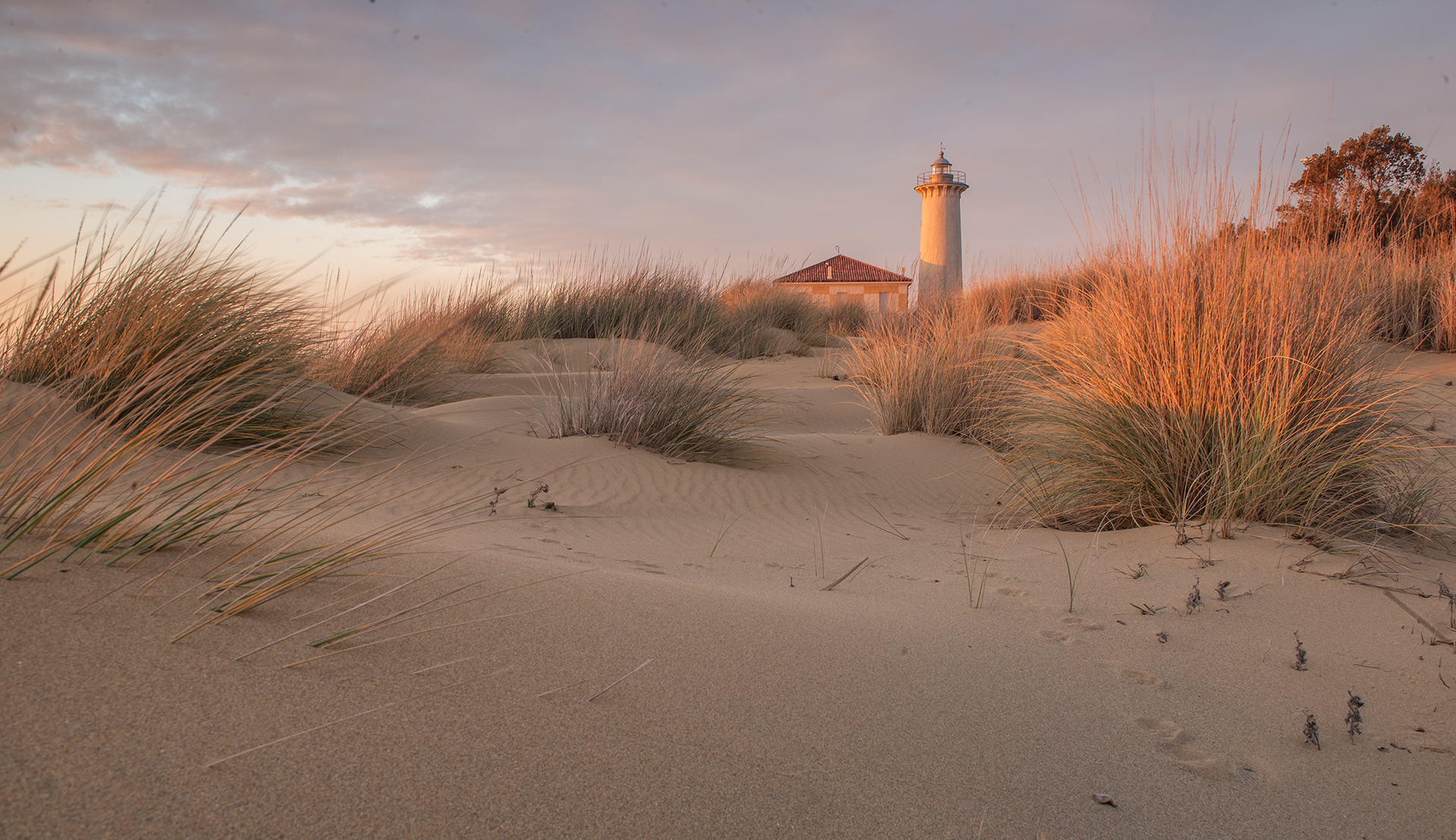 Il faro appena sorto il sole